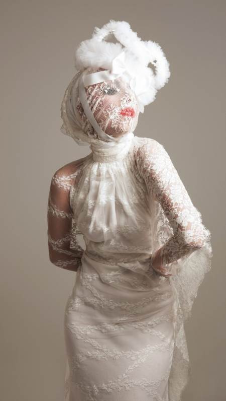 Lady GaGa posando atuendo blanco tapando su rostro