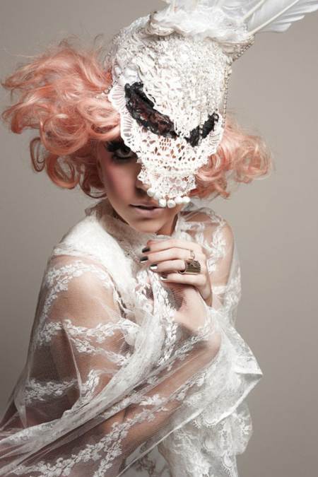 Lady GaGa posando seductoramente con elegante atuendo