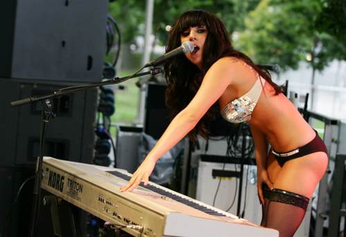 Lady GaGa tocando el piano y cantando en vivo