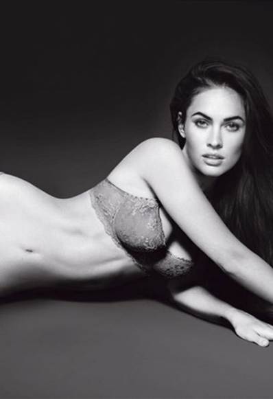 Megan Fox con pose sexy mostrando bra de la coleccion