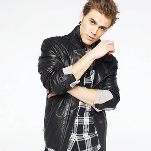 Paul Wesley con un look fashion y masculino