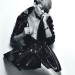 Rihanna posando fashion y sexy con una chaqueta de charol