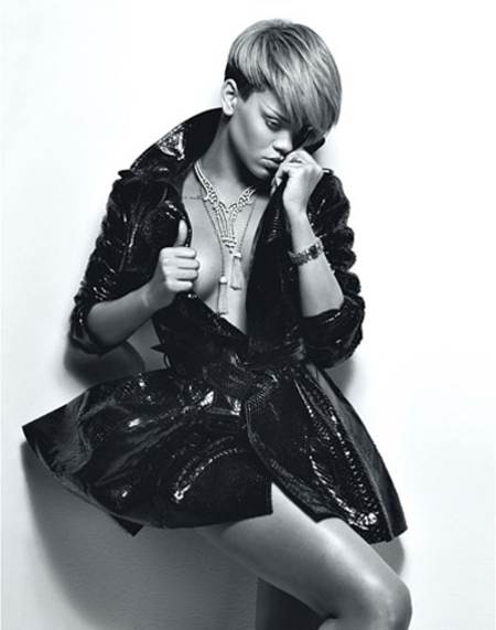 Rihanna posando fashion y sexy con una chaqueta de charol