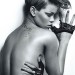 Rihanna posando fashion con la espalda desnuda