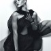 Rihanna posando con un vestido fashion con averturas