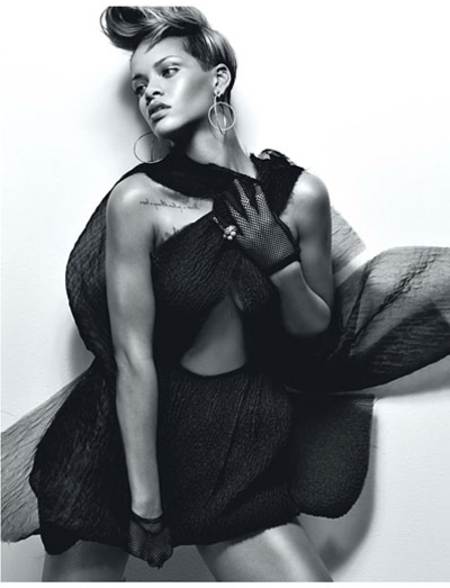 Rihanna posando con un vestido fashion con averturas