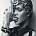 Rihanna luciendo gorro de estampado de leopardo y accesorios