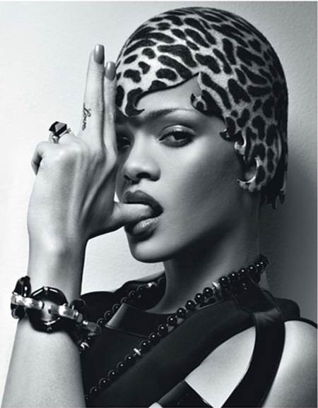 Rihanna luciendo gorro de estampado de leopardo y accesorios