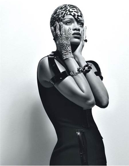 Rihanna luciendo un gorro y guantes de estampado de leopardo