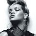 Rihanna luciendo guantes de red y arracadas