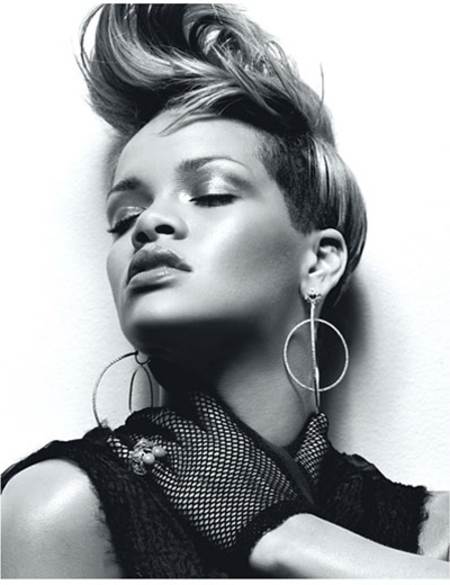 Rihanna luciendo guantes de red y arracadas
