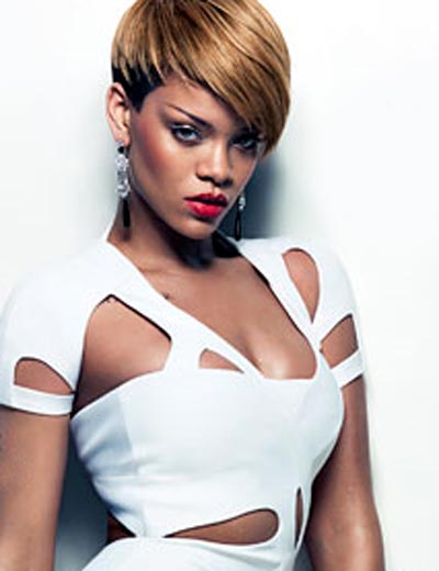 Rihanna posando seductora con un vestido blanco