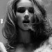 Rosie Huntington sacando el humo de una manera sensual