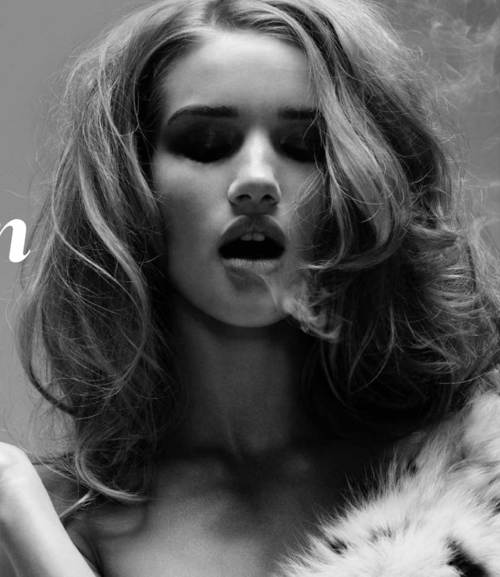 Rosie Huntington sacando el humo de una manera sensual