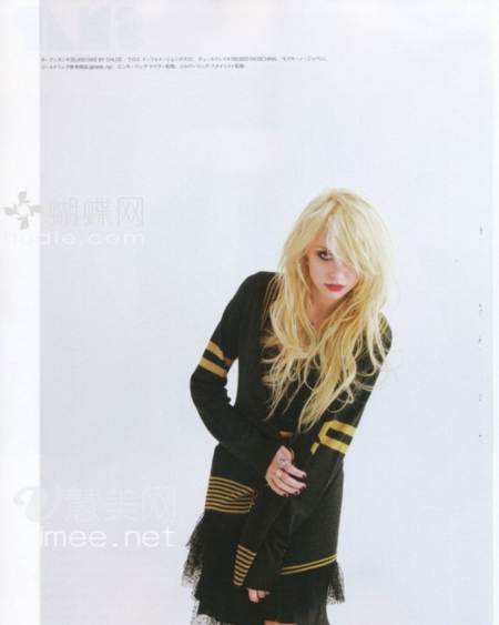 Taylor Momsen con sweeter y faldon negro con una mirada sensual