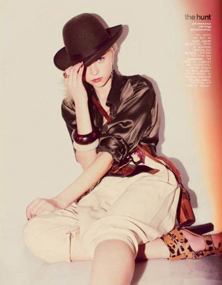 Taylor Momsen posando con vestimenta chick con chamarra negra y faldon blanco