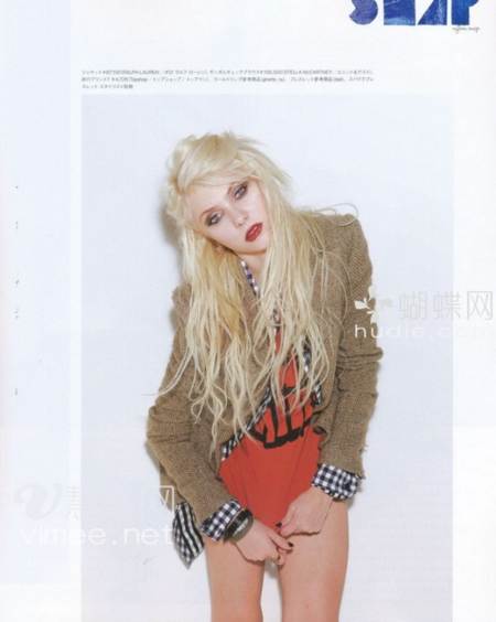 Taylor Momsen posando sensualmente ante la lente de Nylon Japon