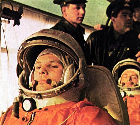 Yuri Gagarin con otros astronautas y oficiales rusos
