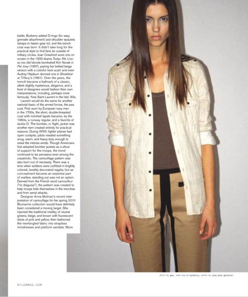 Anett Griffel con una chaqueta y pantalon con tendencia militar
