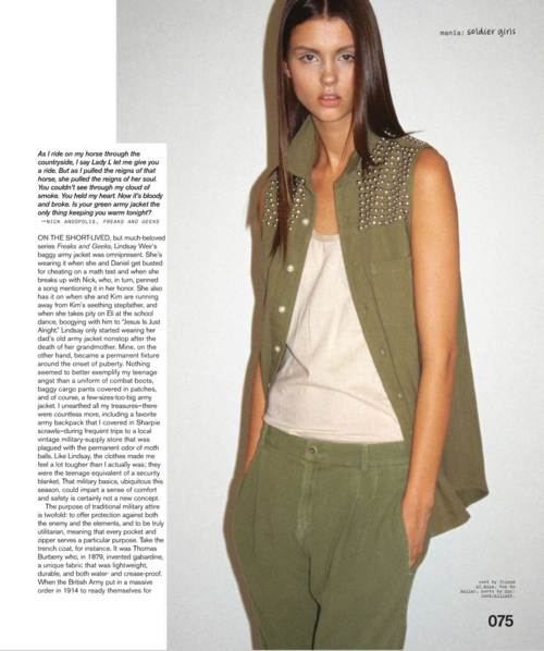 Anett Griffel con un chaquelo y pantalones verdes