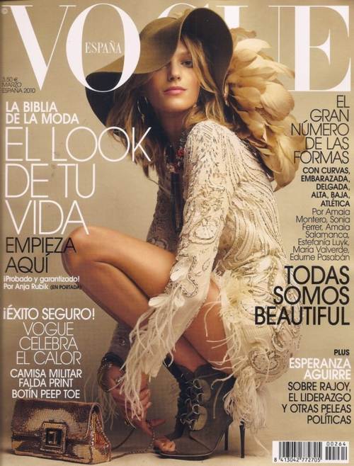Anja Rubik posando en la portada de Vogue España