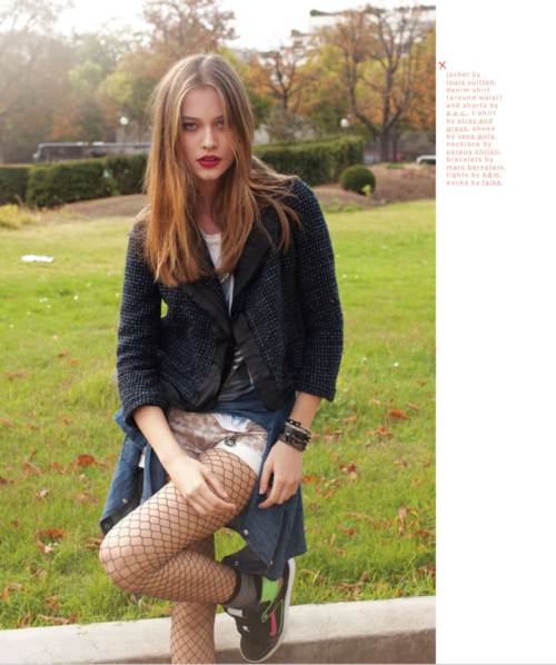 Barbara Di Creddo con un look casual posando fashion