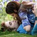 Bella acostada sobre Edward Bella acostada sobre Edward en el campo