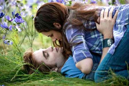 Bella acostada sobre Edward en el campo