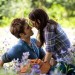 Bella y Edward en el campo luciendo felices