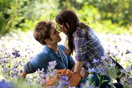 Bella y Edward en el campo luciendo felices