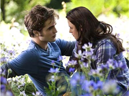 Bella mirando a Edward preocupado
