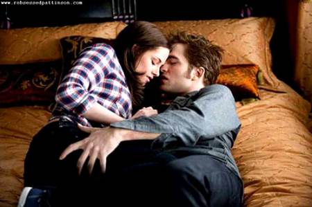 Edward y Bella en la cama Edward y Bella en la cama tocandose apasionadamente
