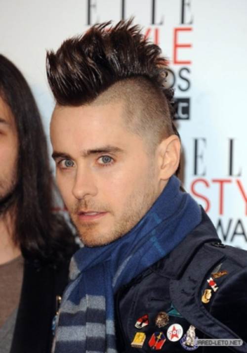 Jared Leto con un estilo mohawk