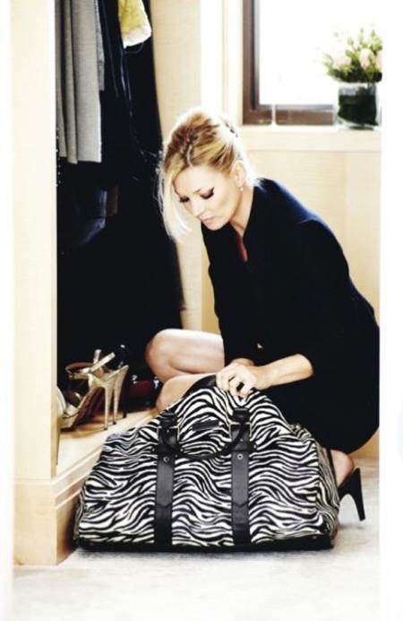 Kate Moss con un bolso grande con estampado de zebra