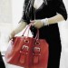 Kate Moss con un elegante bolso rojo