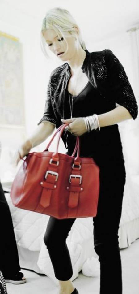 Kate Moss con un elegante bolso rojo
