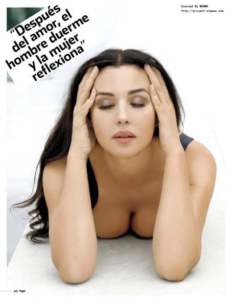 Monica Bellucci posando sensual en la alberca