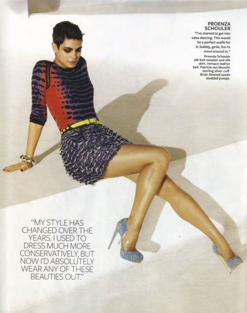 Morena Baccarin posando con un estilo retro con prendas estampadas