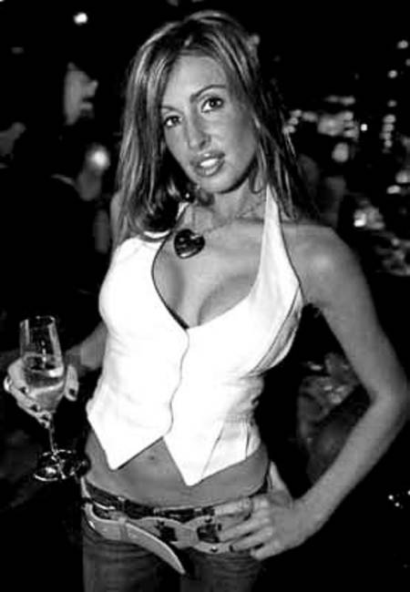 Rachel Uchitel con un look sexy en el bar