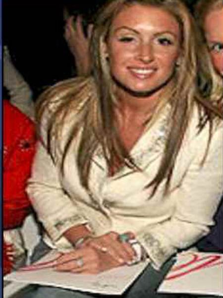 Rachel Uchitel sonriente en un evento