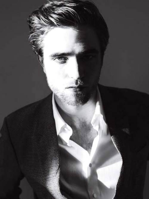 Retrato de Robert Pattinson con un look elegante