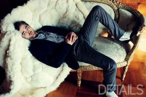 Robert Pattinson acostado sobre una piel de oso
