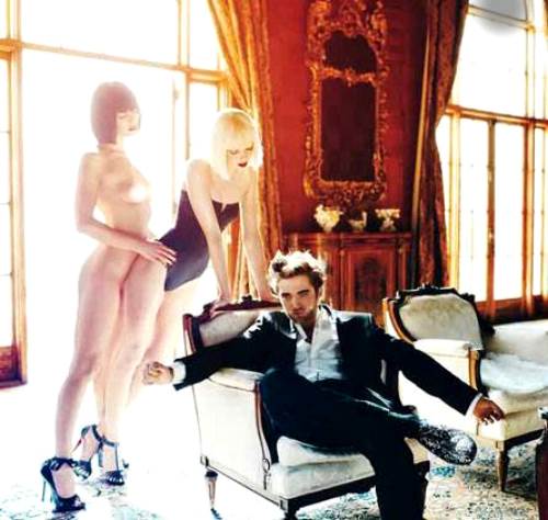 Robert Pattinson con modelos desnudas posando fashion