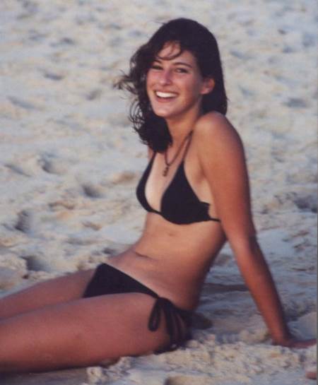Sarah Calascione con bikini negro en la playa