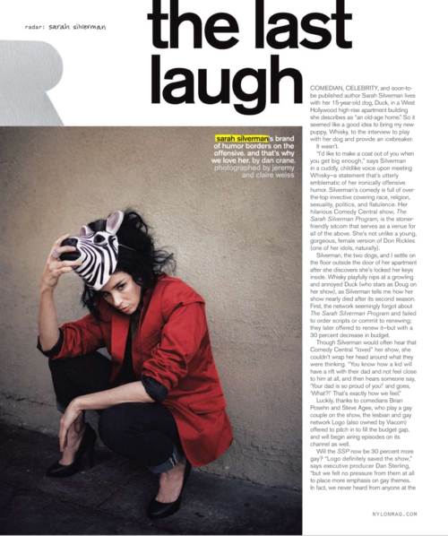 Sarah Silverman con una mascara de zebra y una chaqueta roja