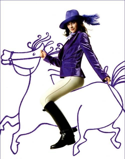 Zooey Deschanel con una chaqueta y pantalones ecuestres