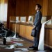 Shia LaBeouf como ejecutivo en una sala desordenada