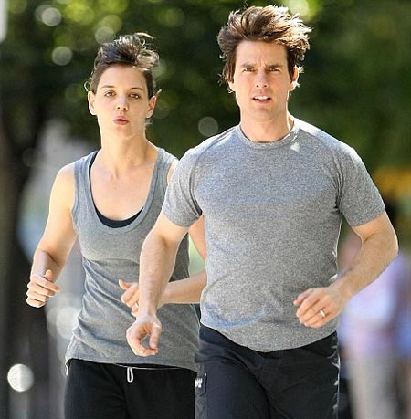 Tom Cruise y Katie Holmes haciendo ejercicio