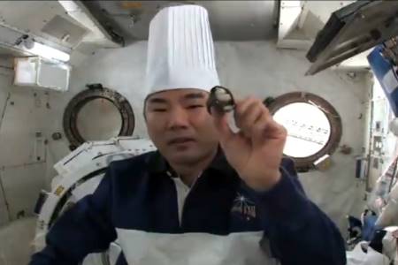 Astronauta japones haciend sushi