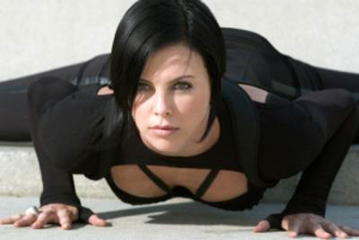Charlize Theron luciendo sexy como Aeon Flux